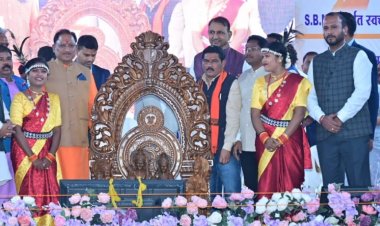 बस्तर के जनजातीय शिल्पकारों ने सागौन काष्ठ पर उकेरा श्री राम दरबार, मुख्यमंत्री ने की सराहना