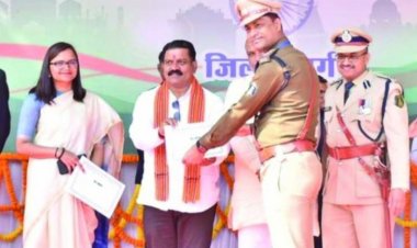 दुर्ग जिले में TI दुर्गेश शर्मा को मिला बेस्ट थानेदार का मिला अवार्ड, उपमुख्यमंत्री ने किया सम्मानित