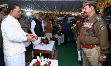 मुख्यमंत्री श्री विष्णु देव साय ने पदक अलंकरण से सम्मानित पुलिस अधिकारियों से की भेंट