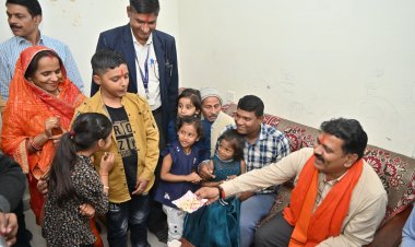 उपमुख्यमंत्री  विजय शर्मा आरक्षक एवं परिजनों से मिलन पहुंचे उनके निवास पुलिस हाउसिंग कॉलोनी, अमलीडीह