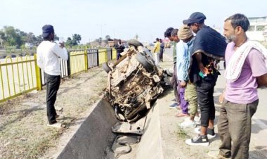 सड़क दुर्घटना में कार के उड़े परखच्चे, चालक घायल