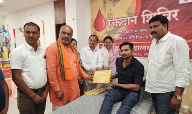 रक्तदाताओं को विधायक ललित चंद्राकर दिए सर्टिफिकेट