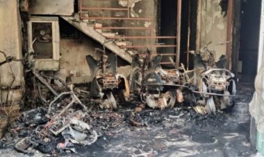 ओला स्कूटर हुआ ब्लास्ट से जले मकान और आंगन में रखे दो बाइक, 3 लोग भी हुए घायल