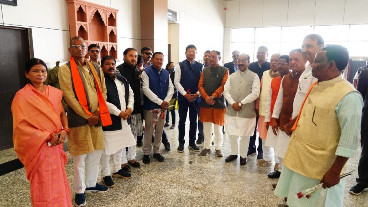 मुख्यमंत्री विष्णु देव साय का स्वागत किया जनप्रतिनिधियों एवं अधिकारियों ने