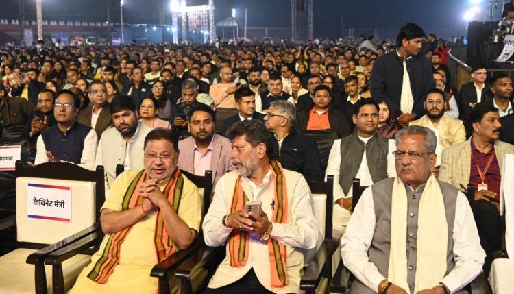 मुख्यमंत्री विष्णुदेव साय ने कवि सम्मेलन का भरपूर उठाया आनंद