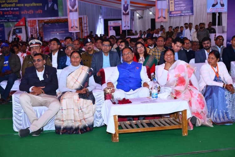 प्रधानमंत्री नरेंद्र मोदी ने विभिन्न योजनाओं के तहत लाभान्वित हितग्राही पहाड़ी कोरवा श्रीमती मनकुंवारी बाई से सीधा संवाद किया