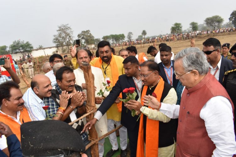 मुख्यमंत्री विष्णु देव साय बालोद जिले के गुंडरदेही पहुंचे, उनके साथ विधानसभा अध्यक्ष डॉ रमन सिंह भी मौजूद