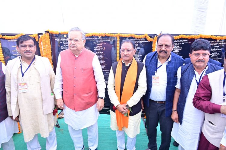 मुख्यमंत्री विष्णु देव साय ने कार्यक्रम में पहुंचने के बाद विभिन्न विकास कार्यों का लोकार्पण एवं भूमिपूजन किया