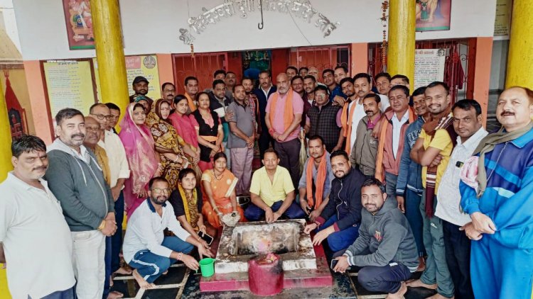 उतई शीतला मंदिर में किया गया सफ़ाई विधायक ललित चंद्राकर हुवें शामिल
