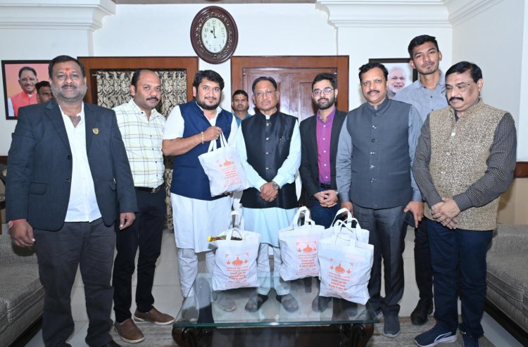 मुख्यमंत्री से मारवाड़ी युवा मंच के सदस्यों ने की मुलाकात