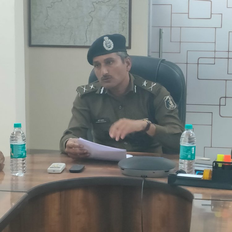 रेंज स्तरीय रेलवे सुरक्षा संबंधी विषयों पर चर्चा हेतु आरपीएफ, जीआरपी एवं जिला दुर्ग एवं बालोद के अधिकारियों की ली गई बैठक