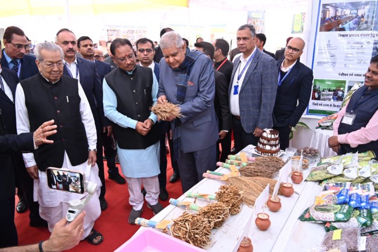 उप राष्ट्रपति जगदीप धनखड़, राज्यपाल विश्वभूषण हरिचंदन और मुख्यमंत्री विष्णु देव साय ने विश्वविद्यालय परिसर में मौल का पौधा रोपण किया
