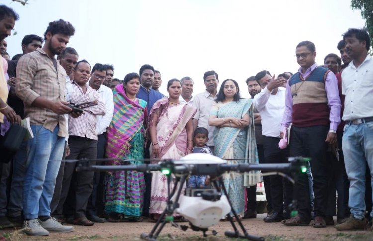 विकसित भारत संकल्प यात्रा: भारत सरकार की संयुक्त सचिव ने जोडेकेरा में किसानों के संग देखी ड्रोन द्वारा कृषि की तकनीक