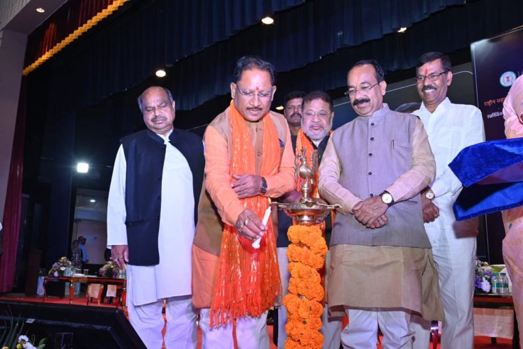 मुख्यमंत्री विष्णु देव साय राजधानी रायपुर में आयोजित राष्ट्रीय सड़क सुरक्षा लघु फिल्म महोत्सव स्थल में पहुंचे