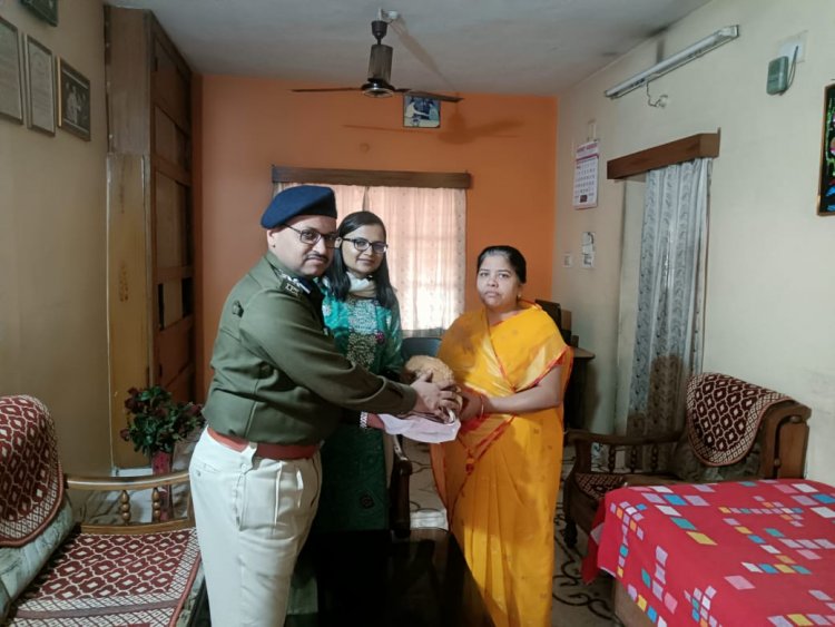 वरिष्ठ पुलिस अधीक्षक दुर्ग एवम जिलाधीश दुर्ग ने शहीद परिवारों के घर जाकर उनका सम्मान किया और उनकी समस्याएं सुनी
