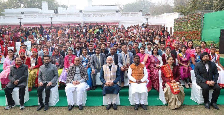 छत्तीसगढ़ की झांकी ‘बस्तर की आदिम जनसंसद : मुरिया दरबार‘ में शामिल लोक-कलाकारों ने प्रधानमंत्री से की मुलाकात