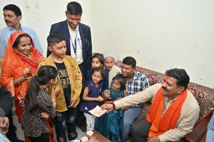 उपमुख्यमंत्री विजय शर्मा आरक्षक एवं परिजनों से मिलन पहुंचे उनके निवास पुलिस हाउसिंग कॉलोनी, अमलीडीह