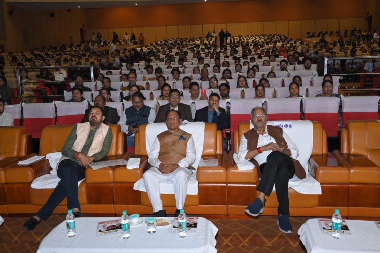 मुख्यमंत्री विष्णु देव साय 'परीक्षा पे चर्चा' के सीधे प्रसारण कार्यक्रम में हुए शामिल