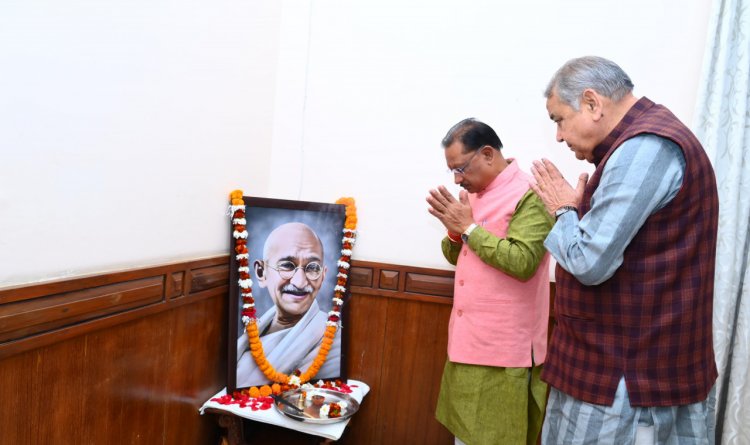 मुख्यमंत्री विष्णु देव साय ने राष्ट्रपिता महात्मा गांधी की पुण्यतिथि पर उन्हें किया नमन