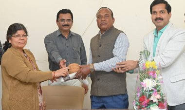 सेवानिवृत्ति के अवसर पर जनसंपर्क संचालनालय के उप संचालक श्री मनराखन मरकाम को भावभीनी विदाई