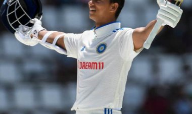 भारतीय टीम के युवा ओपनर यशस्वी जायसवाल ने छक्का जड़कर सहवाग के अंदाज में पूरा किया शतक