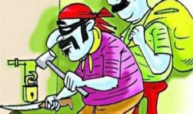 भिलाई के खुर्सीपार थाना क्षेत्र के अंसारी टायर्स वर्क के संचालक वसीम अंसारी के घर में शनिवार देर रात लाखों की चोरी