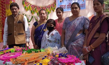 भिलाई इस्पात संयंत्र के मैत्री बाग में  स्व सहायता समूह की महिलाओ ने स्व निर्मित सामग्रियों का बिक्री सह प्रदर्शनी लगाई