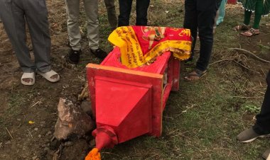 बिल्डर भाइयों ने जेसीबी से मंदिर को तोड़ा, शिकायत पर नेवई थाना में अपराध दर्ज