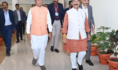 मुख्यमंत्री श्री विष्णु देव साय, उपमुख्यमंत्री श्री अरुण साव कार्यमंत्रणा समिति की बैठक में जाते हुए