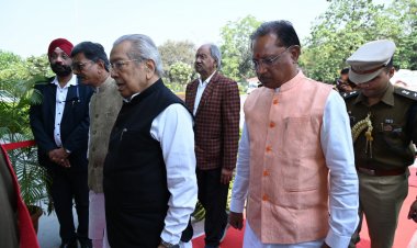 राज्यपाल  विश्वभूषण हरिचंदन के विधानसभा पहुंचने पर मुख्यमंत्री साय, नेता प्रतिपक्ष डॉ. चरणदास महंत, संसदीय कार्य मंत्री बृजमोहन अग्रवाल ने उनका स्वागत किया