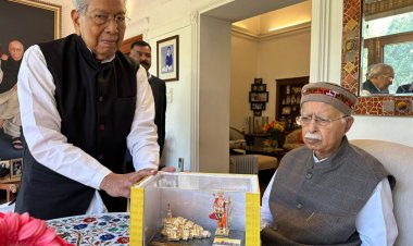 राज्यपाल श्री हरिचंदन ने श्री लालकृष्ण आडवाणी से मुलाकात कर उन्हें बधाई दी