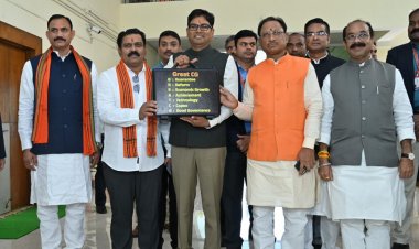 मुख्यमंत्री विष्णु देव साय के साथ वित्तमंत्री श्री ओ पी चौधरी सदन में वित्तीय वर्ष 2024-25 का बजट प्रस्तुत करने के लिए सदन में जाते हुए