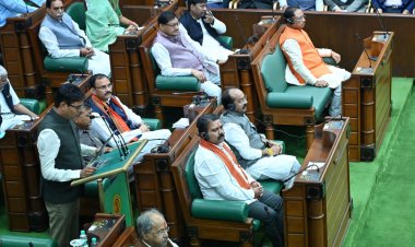 वित्त मंत्री श्री ओ पी चौधरी सदन में बजट प्रस्तुत करते हुए