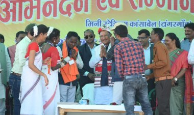 मुख्यमंत्री विष्णु देव साय जशपुर के टांगरगांव में आयोजित अंशकालीन सफाई कर्मचारी कल्याण संघ अभिनंदन सम्मान समारोह में शामिल होने पहुंचे