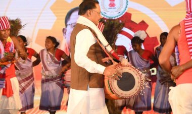 जब मुख्यमंत्री ने मांदर की थाप में किया कर्मा नृत्य