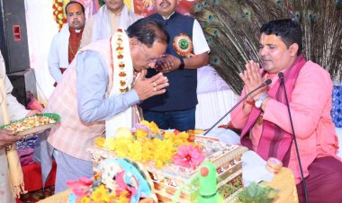 मुख्यमंत्री  विष्णुदेव साय ग्राम लोधमा में आयोजित श्रीमद भागवत ज्ञान यज्ञ सप्ताह में शामिल हुए