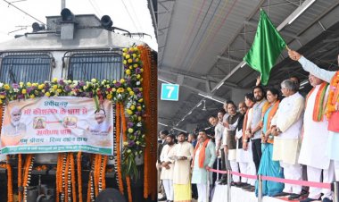 मुख्यमंत्री  विष्णु देव साय ने  राजधानी के रेल्वे स्टेशन से अयोध्या स्पेशल गाड़ी को हरी झंडी दिखा कर रवाना किया
