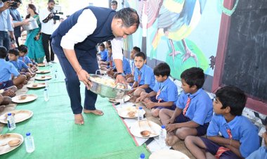 न्योता भोज का शुभारंभ रायपुर से, कलेक्टर ने अपने हाथों से बच्चों को भोजन परोस मनाया अपना जन्मदिन