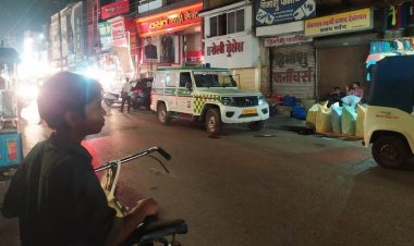 एंबुलेंस को टक्कर मारने के बाद कार से टकराया एक्टिवा सवार, वाहन छोड़कर भागा