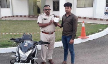 चलती बाइक पर स्टंट, कट गया हजारों का चालान