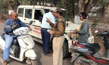 यातायात पुलिस दुर्ग का लक्ष्य 100 फ़ीसदी वाहन चालको को हेलमेट धारण कराना