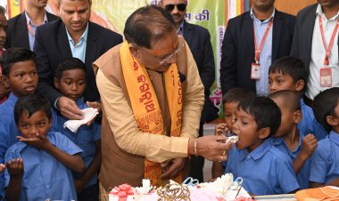 बच्चों के साथ केक काटकर जन्मदिन मनाया मुख्यमंत्री ने