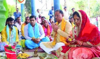 मुख्यमंत्री विष्णुदेव साय ने जन्मदिन के अवसर पर धर्मपत्नी के साथ की गुरु धनपति पंडा की पूजा