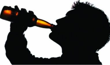 नशे में टुन्न रहने वाला शिक्षक सस्पेंड