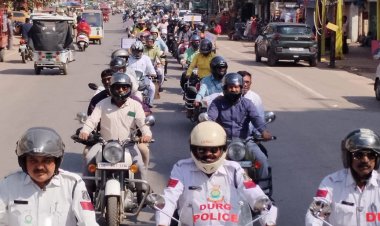 दुर्ग में आज फिर से हेलमेट एवं मतदाता जन जागरूकता पुरुष हेलमेट रैली निकाला गया