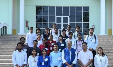 विधानसभा भ्रमण पर पहुंचे विद्यार्थियों ने की शिक्षा मंत्री बृजमोहन अग्रवाल से मुलाकात