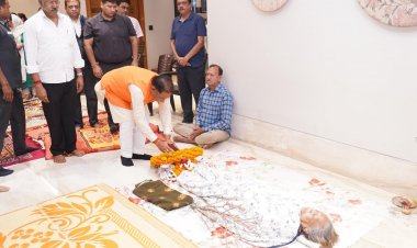 मुख्यमंत्री श्री साय शिक्षा मंत्री के घर पहुंचकर उनकी माता जी के निधन पर व्यक्त की शोक संवेदना