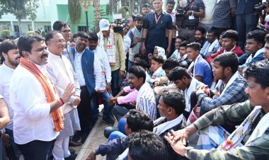 हिड़मा के गांव के लोगों को मुख्यमंत्री ने दिखाया लोकतंत्र का मंदिर