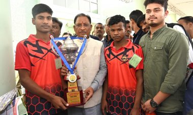 मुख्यमंत्री श्री साय से सॉफ्ट बाल खिलाड़ी साकेत व चंद्रहास ने की मुलाकात