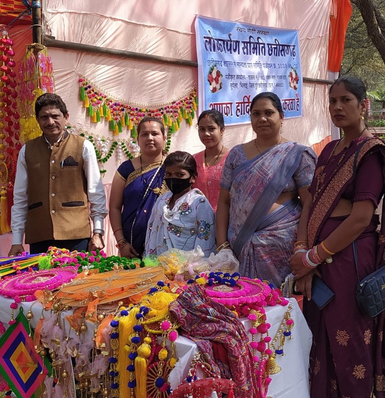 भिलाई इस्पात संयंत्र के मैत्री बाग में स्व सहायता समूह की महिलाओ ने स्व निर्मित सामग्रियों का बिक्री सह प्रदर्शनी लगाई